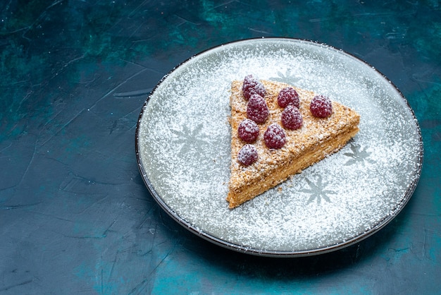 Vista superior de la deliciosa rebanada de pastel con frutas y azúcar en polvo sobre una superficie oscura