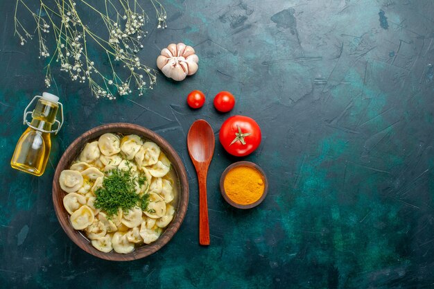 Vista superior deliciosa sopa de bola de masa con aceite y tomates sobre fondo verde comida comida sopa masa carne