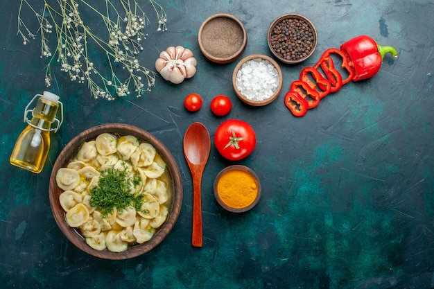 Vista superior deliciosa sopa de bola de masa con condimentos de aceite y tomates sobre fondo verde comida comida sopa masa carne