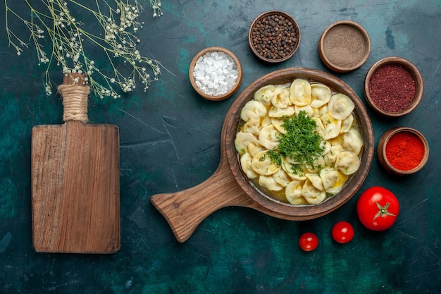 Foto gratuita vista superior deliciosa sopa de bola de masa con condimentos en la superficie verde comida carne sopa de masa vegetal