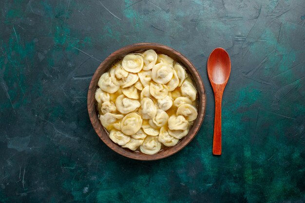 Vista superior deliciosa sopa de bola de masa dentro de la placa marrón sobre fondo verde oscuro comida carne verduras sopa masa