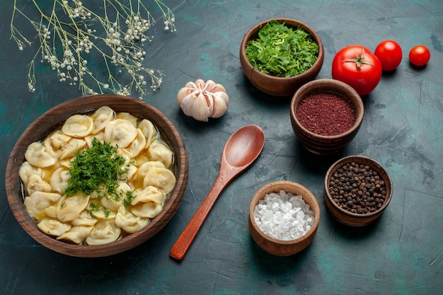 Foto gratuita vista superior deliciosa sopa de bola de masa con diferentes condimentos en el escritorio verde sopa comida carne masa vegetal