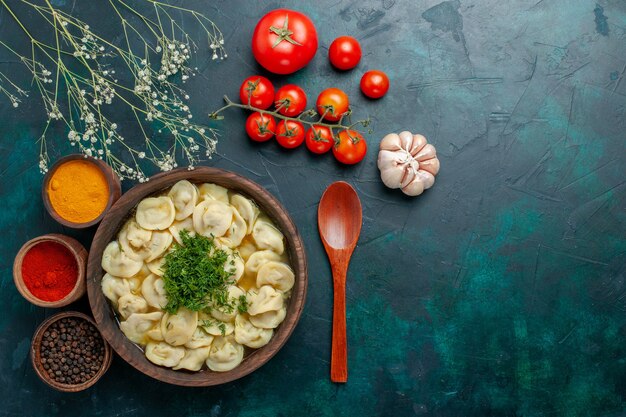 Vista superior deliciosa sopa de bola de masa con diferentes condimentos sobre un fondo verde oscuro masa de sopa carne vegetal comida