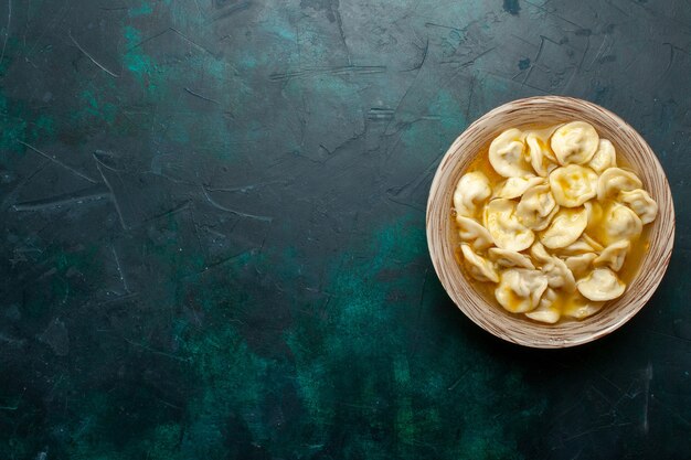 Foto gratuita vista superior deliciosa sopa de bola de masa en un fondo verde oscuro comida masa carne verduras sopa