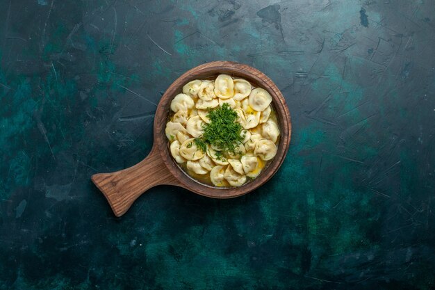 Vista superior deliciosa sopa de bola de masa con verduras en un piso verde carne sopa de masa vegetal comida