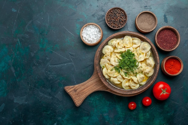 Vista superior deliciosa sopa de bola de masa con verduras sobre fondo verde, carne, verduras, masa, comida, sopa