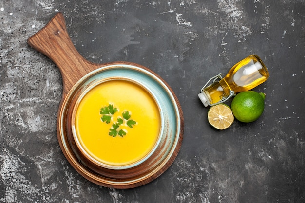 Foto gratuita vista superior de la deliciosa sopa de calabaza en un tazón