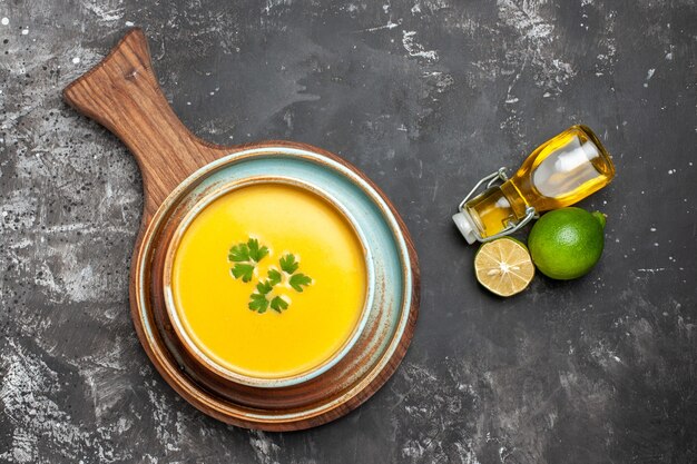 Vista superior de la deliciosa sopa de calabaza en un tazón