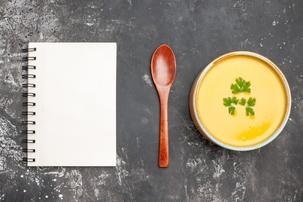 Vista superior de la deliciosa sopa de calabaza en un tazón