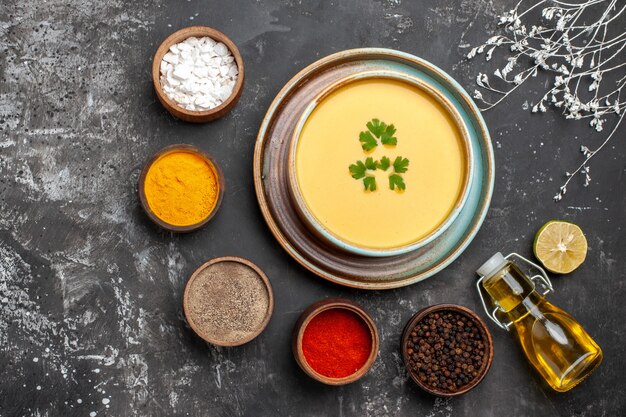 Vista superior de la deliciosa sopa de calabaza en un tazón