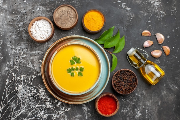 Vista superior de la deliciosa sopa de calabaza en un tazón