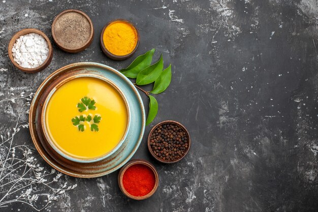 Vista superior de la deliciosa sopa de calabaza en un tazón