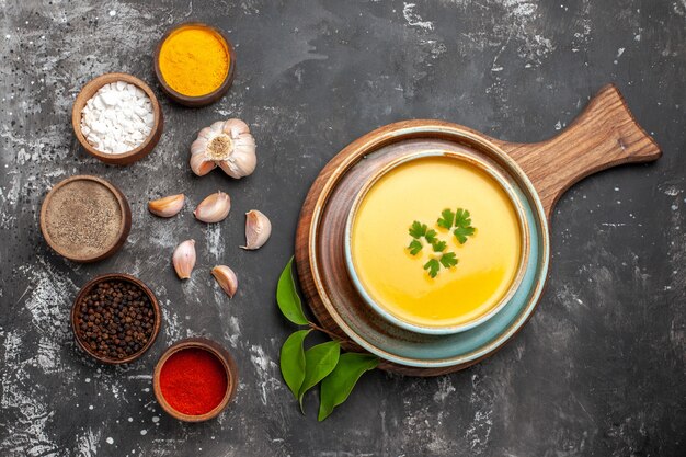 Vista superior de la deliciosa sopa de calabaza en un tazón