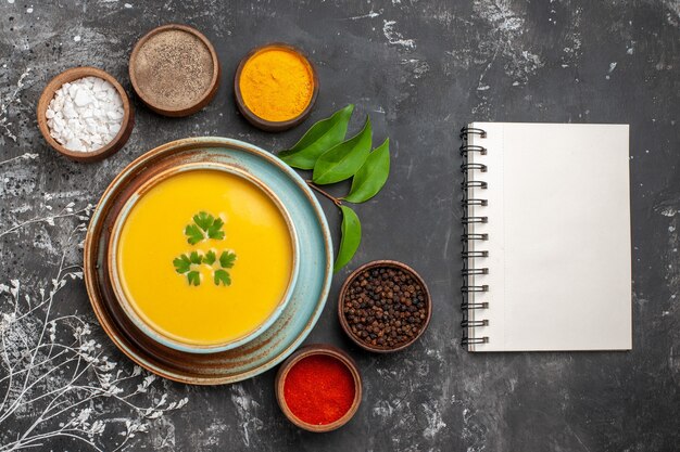 Vista superior de la deliciosa sopa de calabaza en un tazón