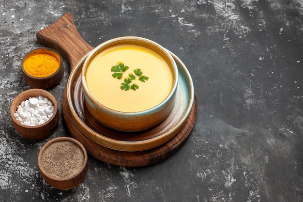 Vista superior de la deliciosa sopa de calabaza en un tazón