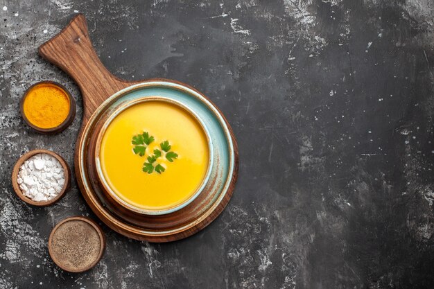 Vista superior de la deliciosa sopa de calabaza en un tazón