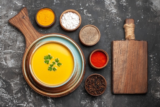 Vista superior de la deliciosa sopa de calabaza en un tazón