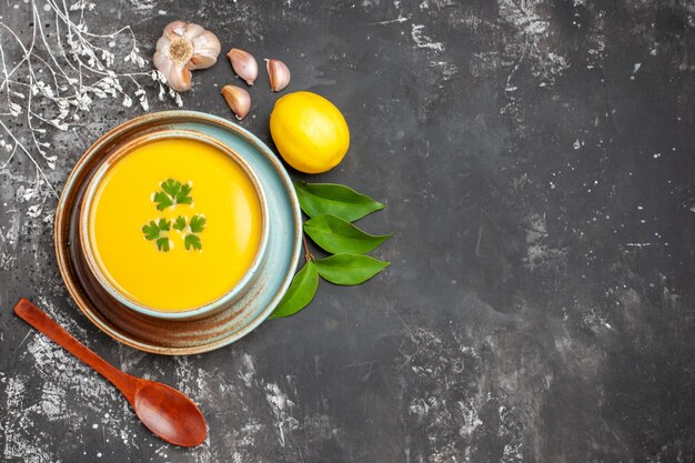 Vista superior de la deliciosa sopa de calabaza en un tazón