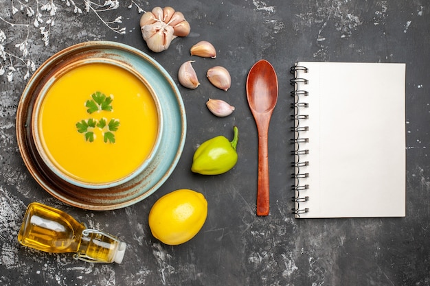 Vista superior de la deliciosa sopa de calabaza en un tazón