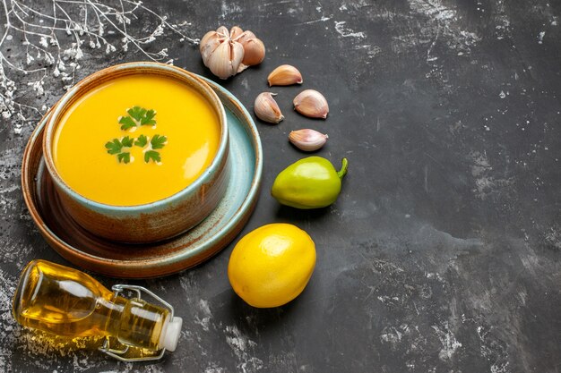 Vista superior de la deliciosa sopa de calabaza en un tazón