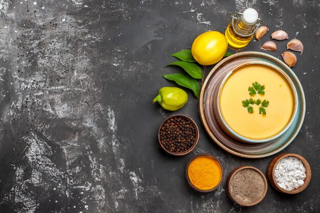 Vista superior de la deliciosa sopa de calabaza en un tazón