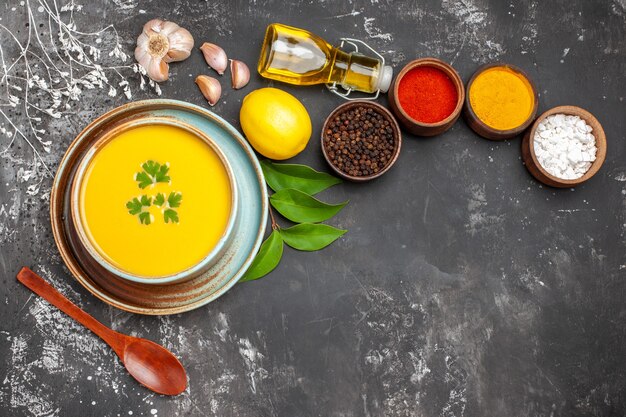 Vista superior de la deliciosa sopa de calabaza en un tazón