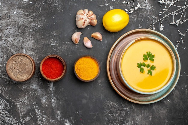 Vista superior de la deliciosa sopa de calabaza en un tazón