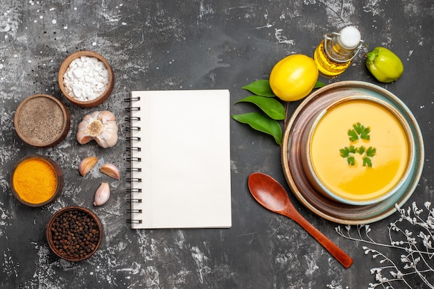 Vista superior de la deliciosa sopa de calabaza en un tazón