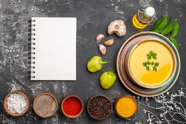 Vista superior de la deliciosa sopa de calabaza en un tazón