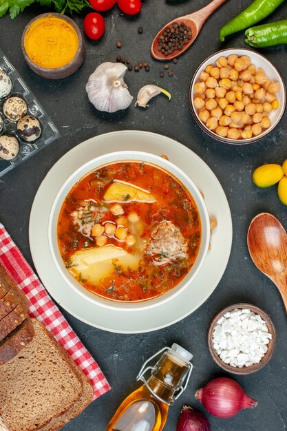 Vista superior deliciosa sopa de carne consiste en patatas, carne y frijoles sobre fondo oscuro