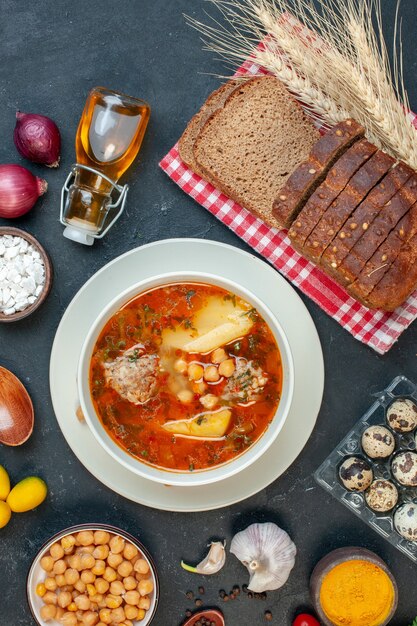 Vista superior deliciosa sopa de carne consiste en patatas, carne y frijoles sobre fondo oscuro