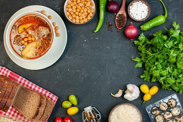 Vista superior deliciosa sopa de carne consiste en patatas frijoles y carne sobre fondo oscuro