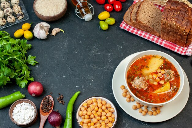 Vista superior deliciosa sopa de carne consiste en patatas frijoles y carne sobre fondo oscuro