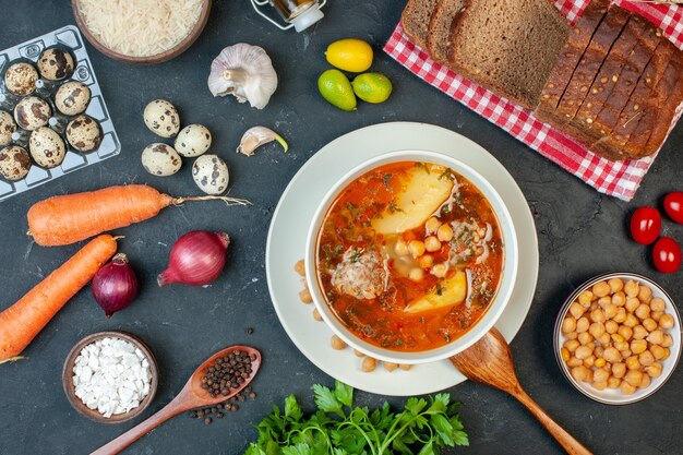 Vista superior deliciosa sopa de carne consiste en patatas frijoles y carne sobre fondo oscuro