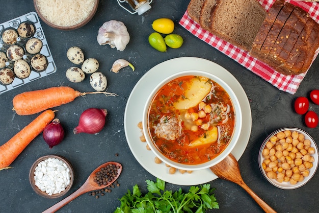 Vista superior deliciosa sopa de carne consiste en patatas frijoles y carne sobre fondo oscuro