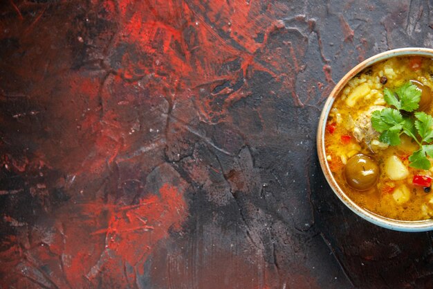 Vista superior deliciosa sopa de carne con papas y arroz dentro del plato en la superficie oscura cena comida cocina plato restaurante cocina pan sabor espacio libre