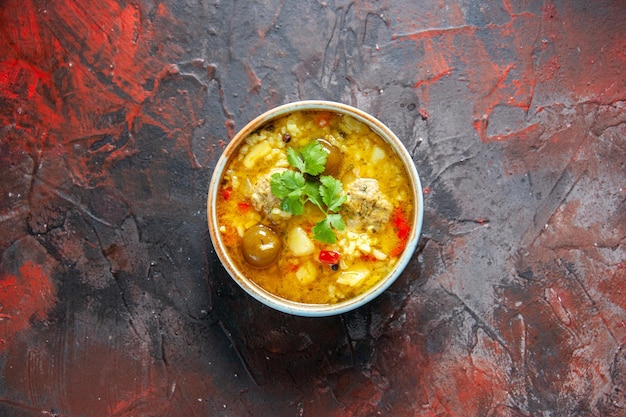 Vista superior deliciosa sopa de carne con papas y arroz dentro del plato en la superficie oscura cena comida cocina sabor comida plato restaurante cocina