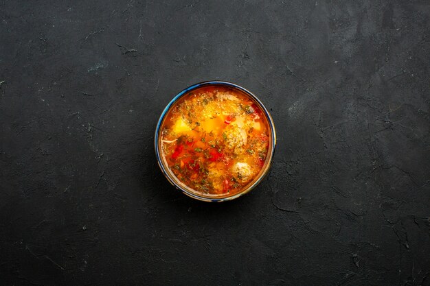 Vista superior deliciosa sopa de carne con patatas cocidas y carne en un espacio gris