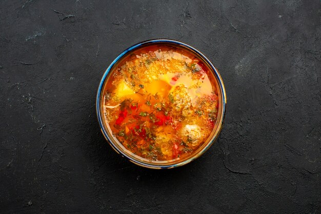 Vista superior deliciosa sopa de carne con patatas cocidas y carne en un espacio gris