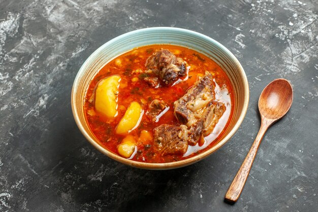 Vista superior deliciosa sopa de carne con patatas dentro de la placa