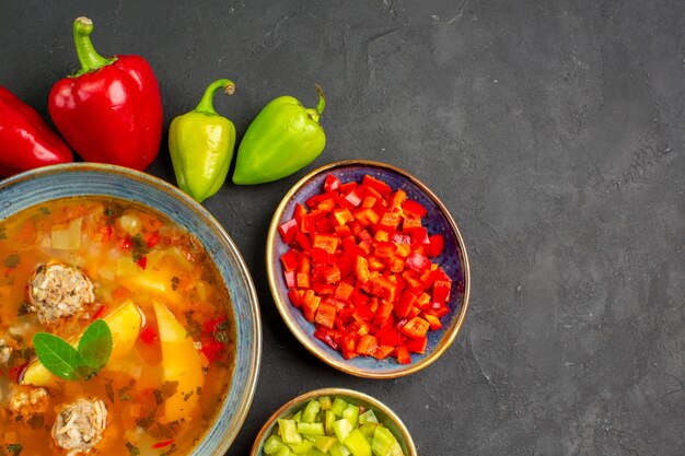 Foto gratuita vista superior deliciosa sopa de carne con verduras frescas en la mesa oscura plato foto comida comida