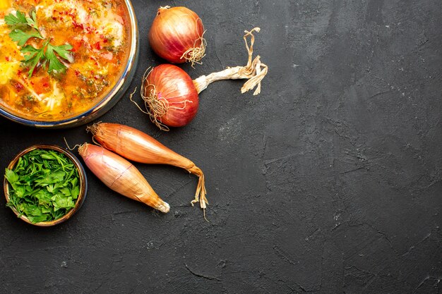 Vista superior deliciosa sopa de carne con verduras en rodajas en el espacio gris