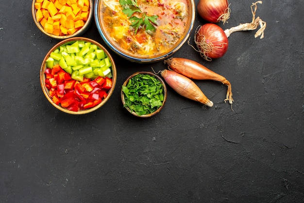 Vista superior deliciosa sopa de carne con verduras en rodajas en el espacio gris