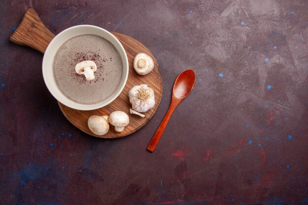 Vista superior deliciosa sopa de champiñones con champiñones frescos en el espacio oscuro