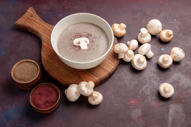 Vista superior deliciosa sopa de champiñones con champiñones frescos en el espacio oscuro