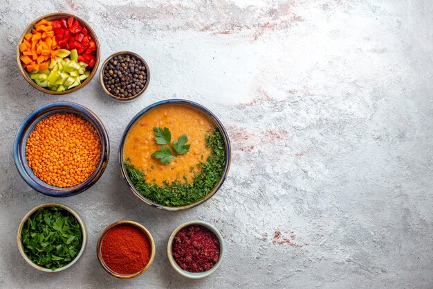 Vista superior deliciosa sopa de frijoles con verduras y condimentos sobre fondo blanco claro comida comida sopa vegetal