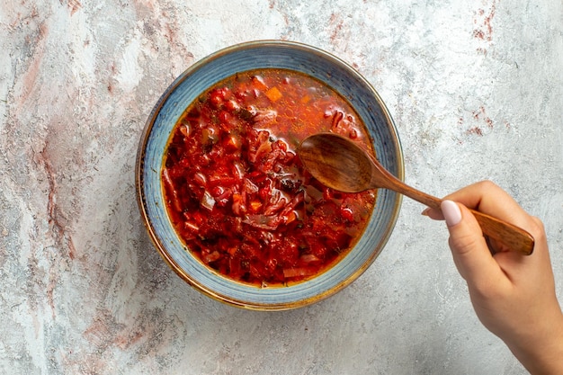 Vista superior deliciosa sopa de remolacha ucraniana borsch con carne en el espacio en blanco