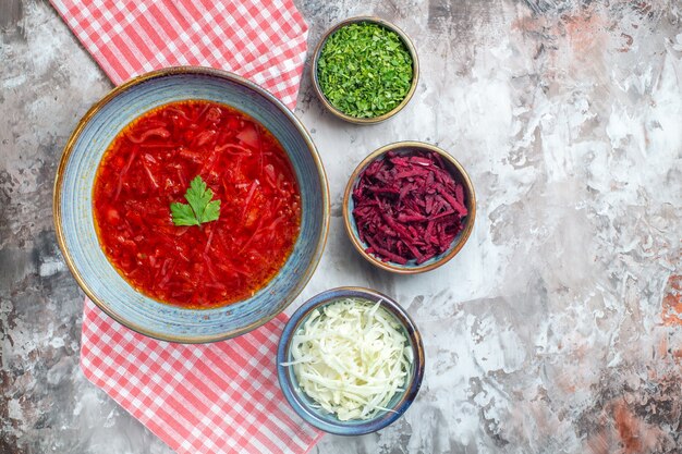 Vista superior deliciosa sopa de remolacha ucraniana borsch dentro de la placa sobre fondo blanco.