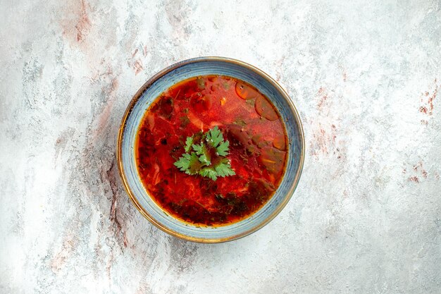 Vista superior deliciosa sopa de remolacha ucraniana borsch famosa con carne dentro de la placa en el espacio en blanco