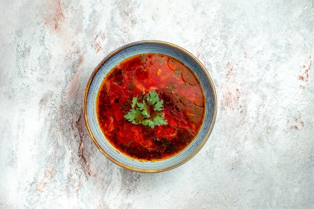 Vista superior deliciosa sopa de remolacha ucraniana borsch famosa con carne dentro de la placa en el espacio en blanco